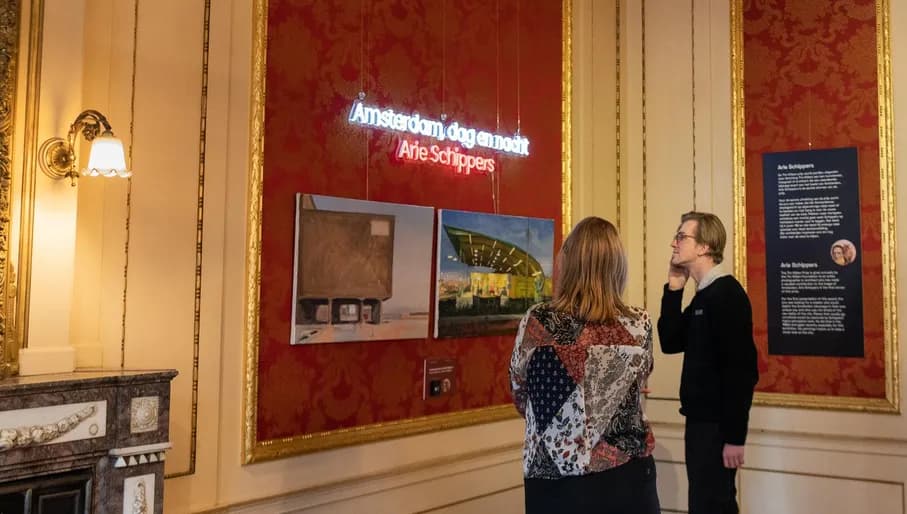 Grachtenmuseum inside, Arie Schippers exhibition, people watching paintings