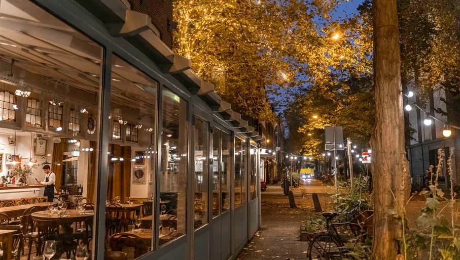 Café Caron at the Frans Halsstraat in De Pijp at night.