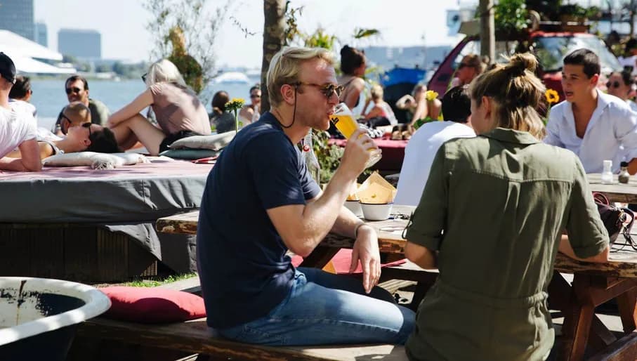 Man drinking beer on the terrace of Meneer Nieges.