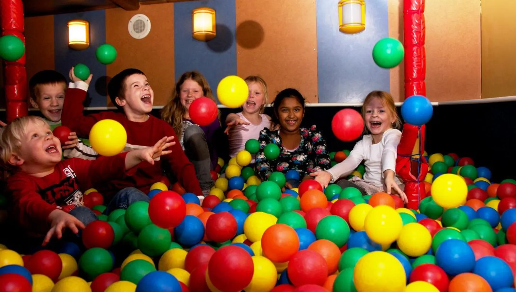 Pannenkoekenboot kids playing