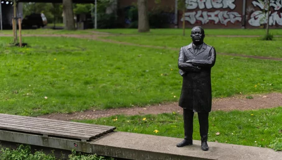 Martin Luther Kingpark, statue of MLK, graffiti in the background