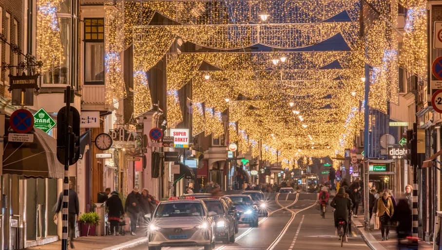 Christmas decorations in the city on Utrechtsestraat. By Koen Smilde Photography.