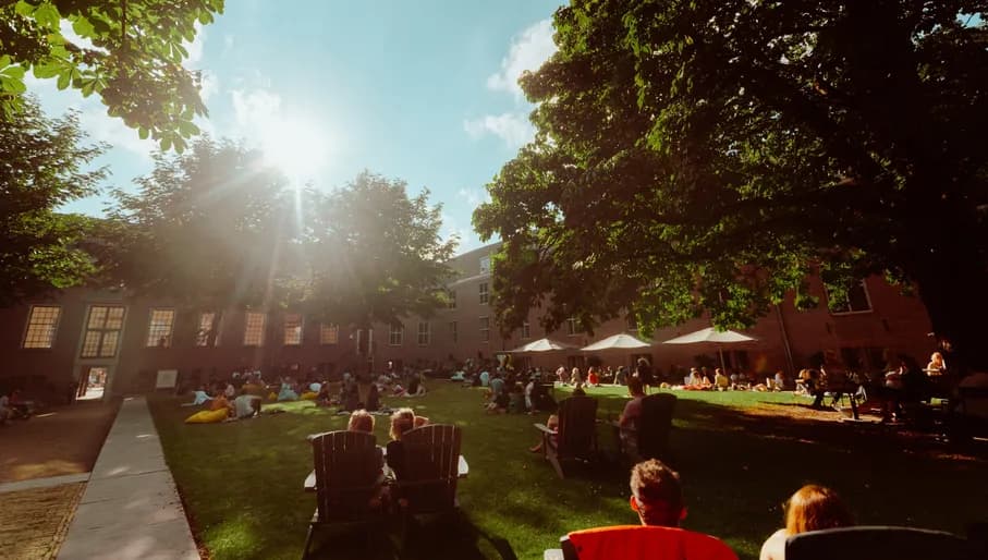 Jazz in de Plantage people enjoying live music in the H'ART Museum garden