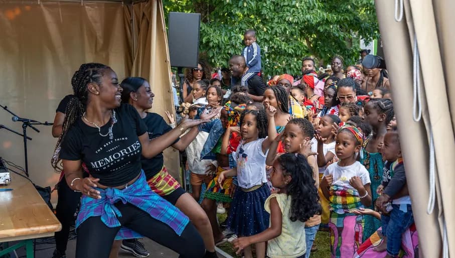 Performers and dancing kids Keti Koti Festival 2022 in the Oosterpark.